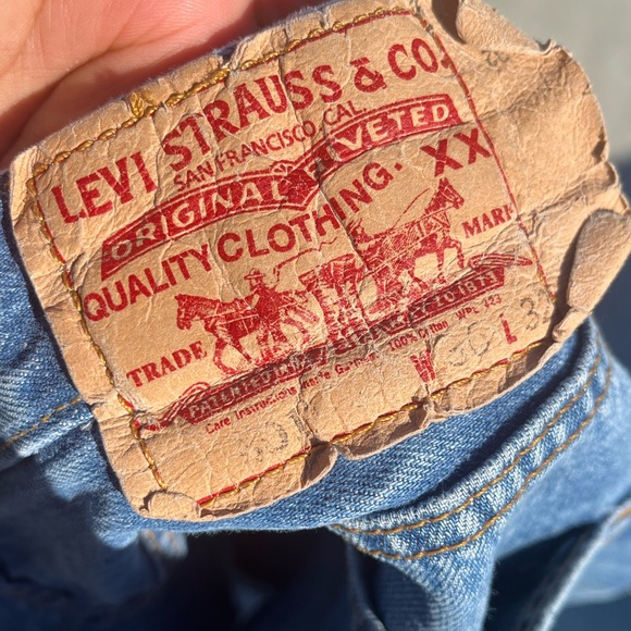 Vintage Levi’s 501 button fly front all blue distressed washed denim jeans - Picture 4 of 7